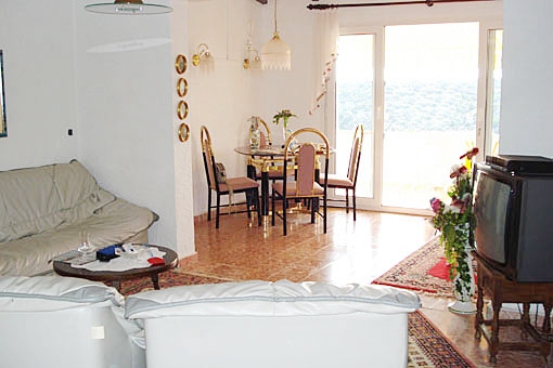 Living room and dining room with acces to the terrace