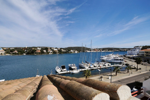 Frontline Duplex in the harbour of Mahon