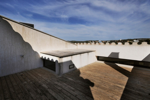 The roof terrace offers plenty of space for sunbathing