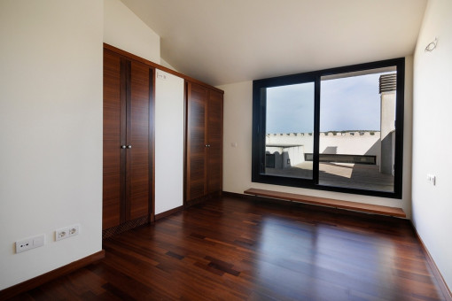 The large sliding doors lead directly to the roof terrace