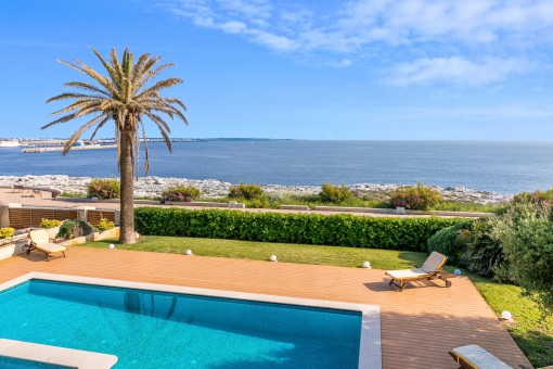 Spectacular villa on the first sea line in Ciutadella