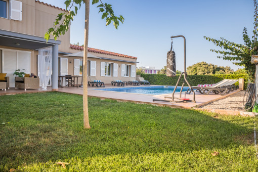 Well-tended garden with swimming pool