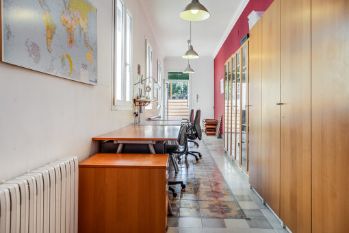 Long working room with terrace access