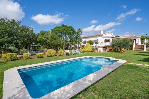 Beautifully laid-out pool area