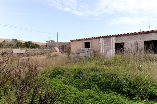 Building plot in Binisaida with a house requiring renovation