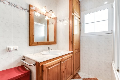 One of 2 bathrooms