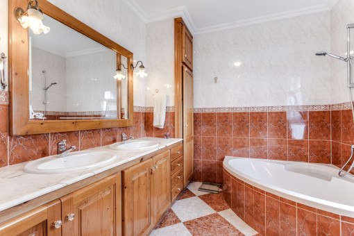 Bathroom en Suite with bathtub