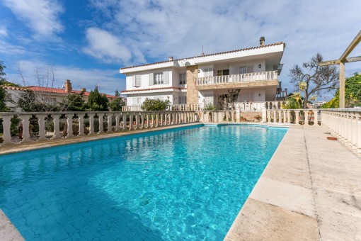 Large house on the first sea line in Es Castell