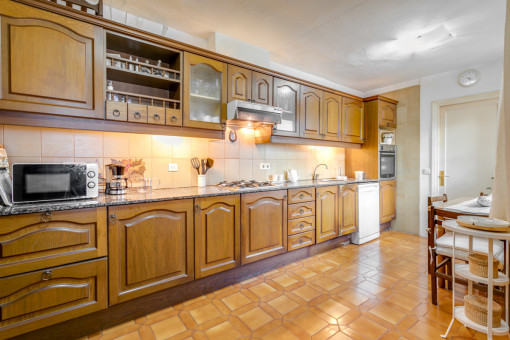 Dining area and fully equipped kitchen