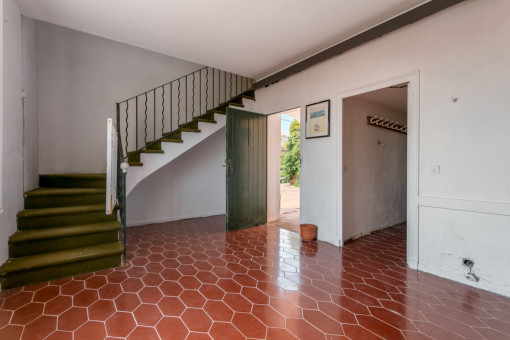 Entrance area with staircase