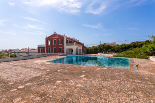 Beautiful villa from 1798 with a large pool, tennis court and cliff-disco requiring renovation in Son Vilar