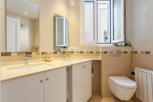 One of 2 bathrooms