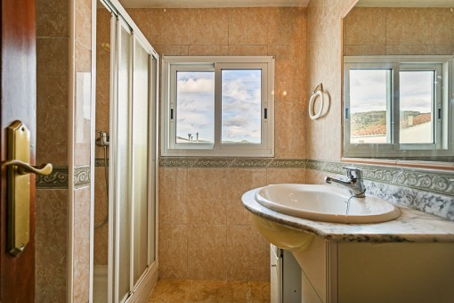 One of 2 bathrooms