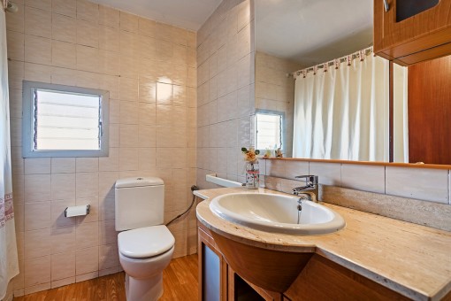 One of 2 bathrooms