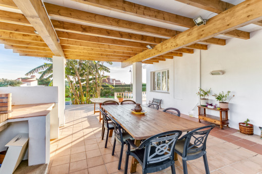 Covered terrace with large dining area