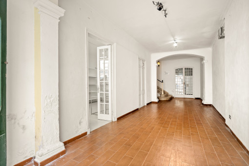 Spacious entrance hall