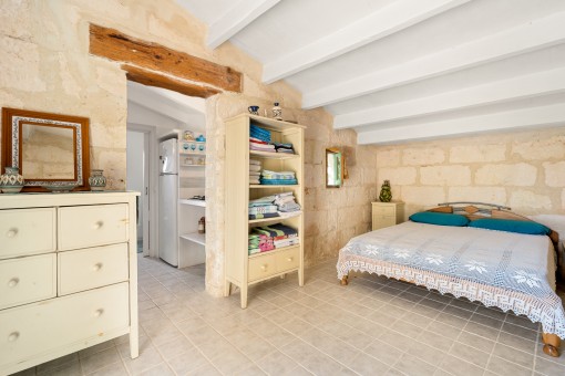 Double bedroom with sandstone walls 