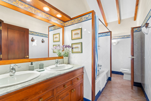 En suite bathroom with bathtub