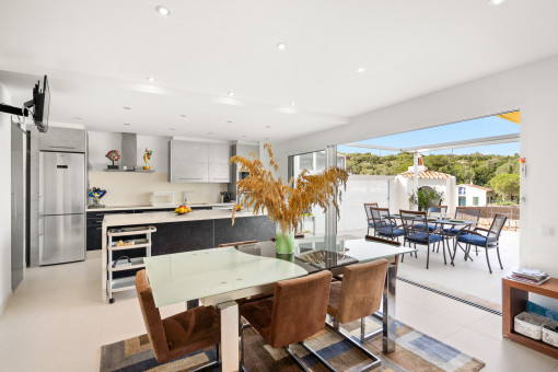Bright dining area with access to the terrace