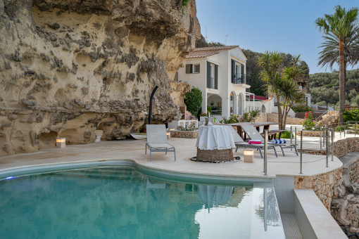 Impressive pool area with huge rock