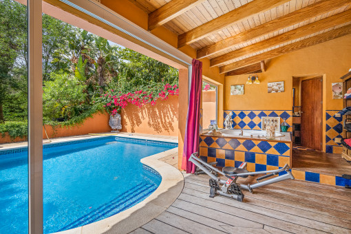 Covered pool terrace with jacuzzi