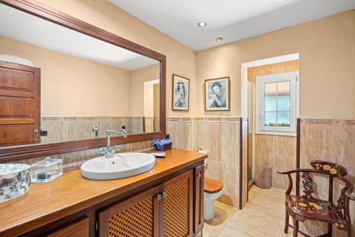 One of 4 bathrooms