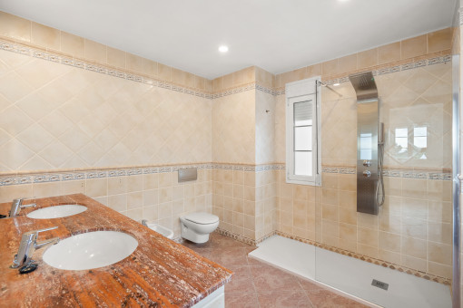 One of 2 bathrooms