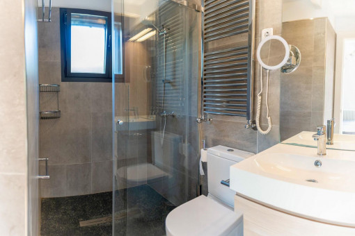 One of 4 bathroom