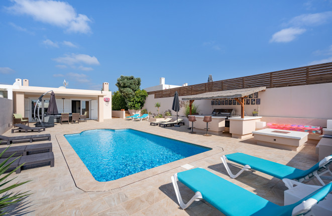 Beautiful semi-detached house with pool and...