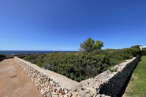 Beautiful investment building plot of 1.257 sqm with lovely sea views on the first sea line in Binidali, Menorca