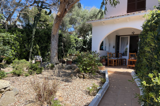 Semi-detached house with garden in a residential area 2 minutes from the sea, close to Menorca's northern beaches.