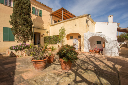 Beautiful, homely bed & breakfast hotel with pool and garden in an idyllic location near Sant Luis