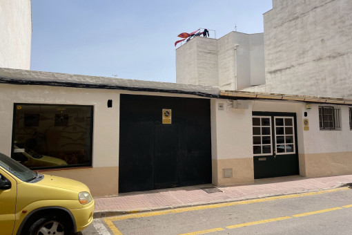 Industrial premises to be converted into a loft with inner patio or to build a 2-storey house with pool close to the sea and to Cales Fonts